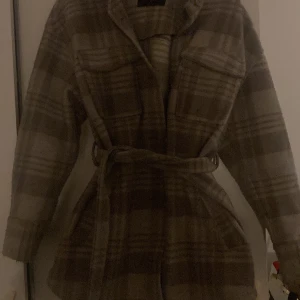 Bikbok kappa  - En kappa jag vill bli av med. Köp för omkring ett halv år sedan. Kan gå ner i pris. 