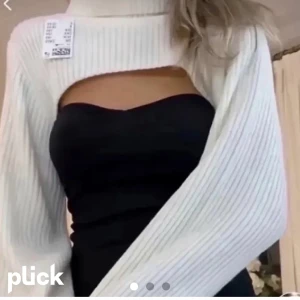 Croppad polo tröja - Säljer min superfina polotröja från hm. Köptes i våras men endast använd en gång!!🎀 Första bilden är lånad, skiv för fler bilder❕