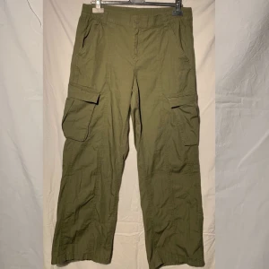 Gröna cargo pants  - Snygga cargo pants från H&M i storlek 42. Använda en gång!