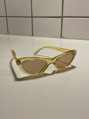 Gula Solglasögon  - Gula unika solglasögon.