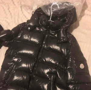Moncler maya - Säljer nu min moncler maya då den har blivit för liten för mig med tiden. Varan är i bra skick fri från hål, röklukt och andra skador användes 1 vinter (pris kan diskuteras vid snabb affär)
