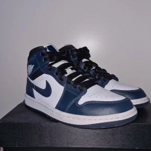 Jordan 1 mid Dark Teal - Jordan 1 Mid Dark Teal, Storlek 40.  Skorna är köpta på footlocker och jag säljer dem pga att de är för små.  Bra skick med lite spår av användning. Skick 9/10