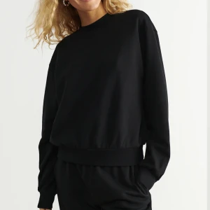 svart tröja  - basic tröja ifrån gina, fint skick! skriv för egna bilder