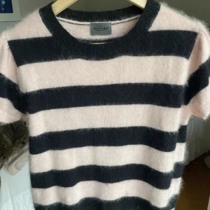 Stickad kortärmad tröja med angora - Säljer denna jättefina kortärmade tröja i ett mysigt material från sand då den tyvärr inte kommer till användning, nypris 1799, den är i st M men sitter som S