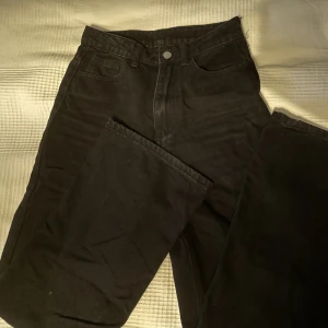 Svarta wide-jeans - Ett par svarta vardagsjeans som är använda en del, därav det låga priset. Är inget fel på byxorna och de är fortfarande i fint skick.
