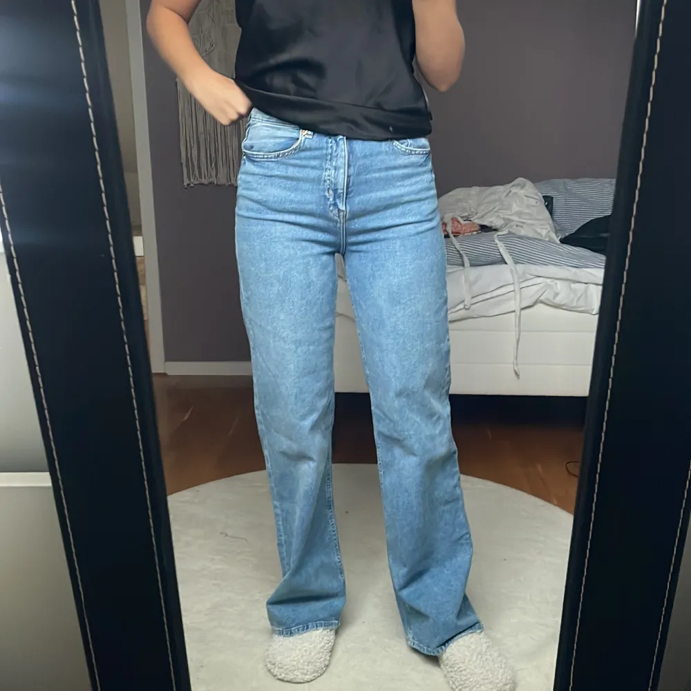 Raka jeans 🫶🏻 hm 🫶🏻 storlek 36 🫶🏻 jag är 170 🫶🏻 high waisted. Jeans & Byxor.