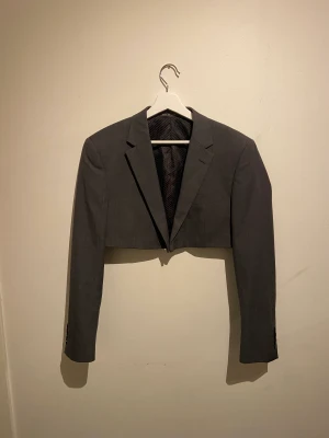 Kiss for luck kavaj - Kavaj från kiss for luck. Påminner om den croppade kavajen från djerf avenue. Superfin! Storleken skulle passa smått oversized på en XS/S och mer figursytt åt en M. XS-M, möglitvis en L- skriv för mått. 