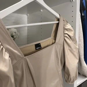 Topp - Topp i läder från ginatricot, storlek XS passar större. Ny!