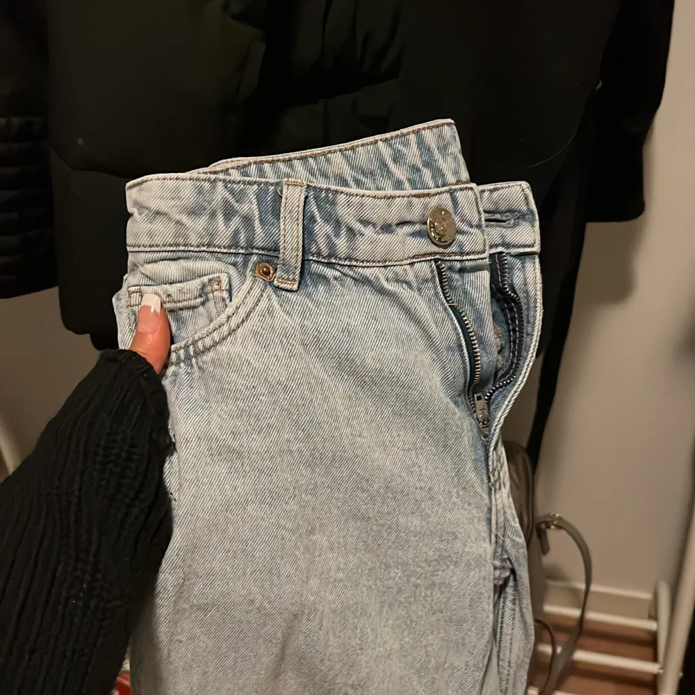 Fina low waist jeans från weekday. Nypris 599kr säljer för 300kr. Stl 32. Jeans & Byxor.