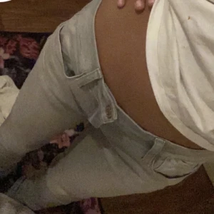 Gråa jeans  - Gråa Ltb likande jeans. Sitter perfekt på mig som är 163! Helt oanvända ❤️ Straight leg. Köptes för 1400❤️