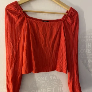 Röd långärmad  - En röd långärmad tröja med ribbat material 💕