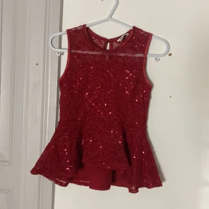 Röd glittrigt linne - Jätte fint linne. Väldigt bra skick. Den har blivit för liten för mig. (Den tvättas innan postning)