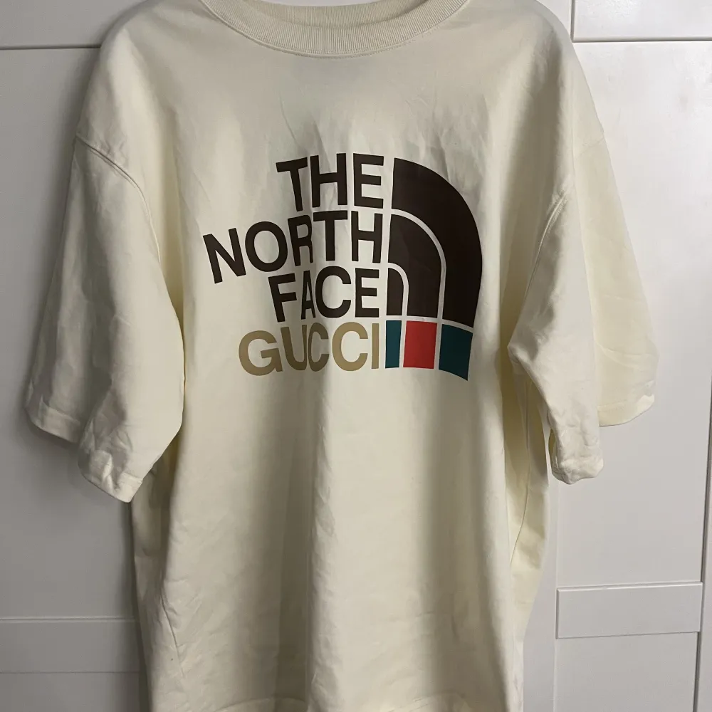 Gucci X The North Face T-shirt Köpt för 4700kr Skick 9/10 Äkta  Tags finns kvar. T-shirts.