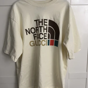 Gucci T-shirt - Gucci X The North Face T-shirt Köpt för 4700kr Skick 9/10 Äkta  Tags finns kvar