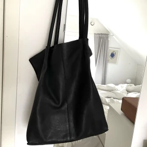 Wera stockholm väska  - Skitsnygg väska från Wera Stockholm i äkta skinn. Perfekt att ha till vardags! Nypris: 1499:-.