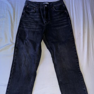 Gina Tricot jeans  - Hej, jag säljer ett par fina tricot jeans som jag har använt ungefär 4 gånger. Dom är i ett väldigt bra sick. 