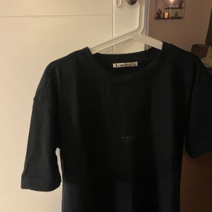 Acne studios - Använd i använt skick. Storlek M