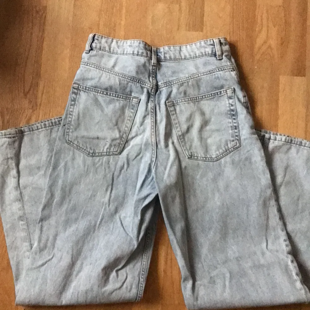 High waist baggy jeans, light washed. One stain on the pocket but barely noticeable, otherwise good condition. Size is 36 and perfect baggy for me who is 170 Shipment is on you  . Jeans & Byxor.