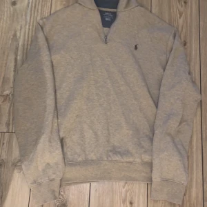 Zip tröja - En snygg Ralph Lauren tröja som jag fick men som tyvärr är lite för stor för mig.   Har bara testat den när ja fick den och inget mer!