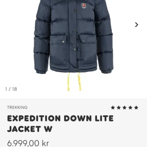 FJÄLLRÄVEN JACKA - Säljer min fjällräven jacka, har haft den väldigt länge men den har inga fläckar eller håll, läderlapparna är tyvvär borta dom försvann när vi Ken tvättade den. Kom privat för mer bilder på den.❤️Gammla modellen)