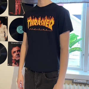 Thrasher T-shirt - Svart Thrasher t-shirt med tryck  Medium  Bra skick inga fläckar  Frakt tillkommer  Jag är 184cm 65kg