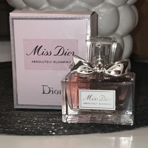 Miss Dior Absolutley blooming - Säljer denna helt oanvända parfym! Doftar jättegott, råkade dock beställa fel! Orginalkartong medföljer. Nypris 800kr