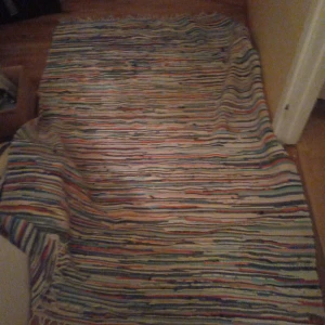 Trasmatta flerfärgad med fransar. - Fin och välvårdad gammal trasmatta flerfärgad med fransar och knappt använd med 190x135 cm. Hämtas i Skene alt skickas o köpare betalar frakten o Swishbetalning tillämpas alt kontant betalning .
