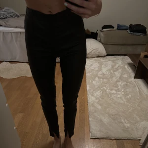 Skinn byxa - Byxor i skinn (oäkta) från veromoda