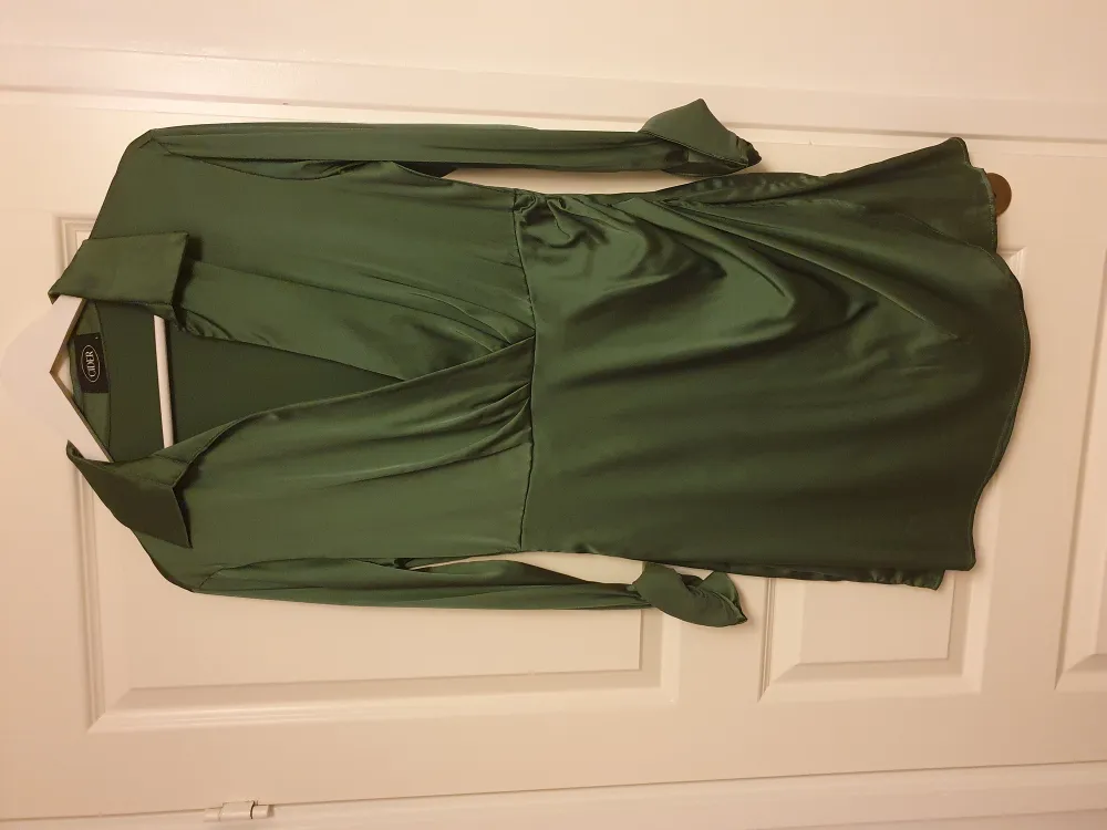 Green and glorious dress . Klänningar.