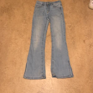 Byxor  - Hej! Jag säljer min byxor som tyvärr inte passar mig längre men de är i bra skick har bara använt 8-10 gånger.