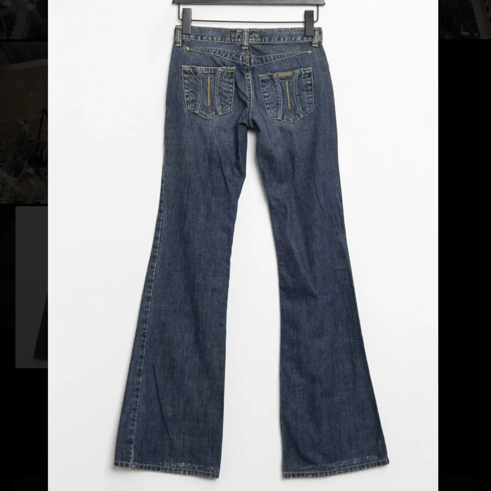 Jättesnygga lågmidjade bootcut jeans. Jättebra skick. Jeans & Byxor.
