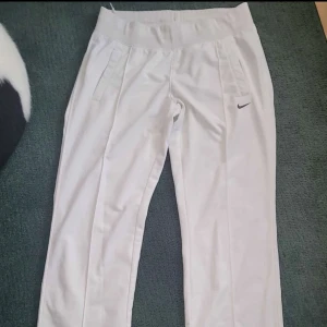 Nike Lågmidjade trackpants - Ur snygga byxor aldrig använt de storlek M Byxorna har zipup vid benen Skulle passa nån under 170  Möts upp i sthlm💓💓