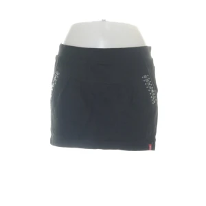 Svart Minikjol Stenar - En cool kortkjol med stenar vid fickorna i fram. Väldigt 2000-tal och perfekt till festliga tillställningar! Midje mått ca 76cm men är stretchig