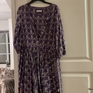 Odd Molly klänning - Fin klänning från Odd Molly i fint skick.  Storlek:  i Odd Mollys storlek "2", som motsvarar M (medium). 