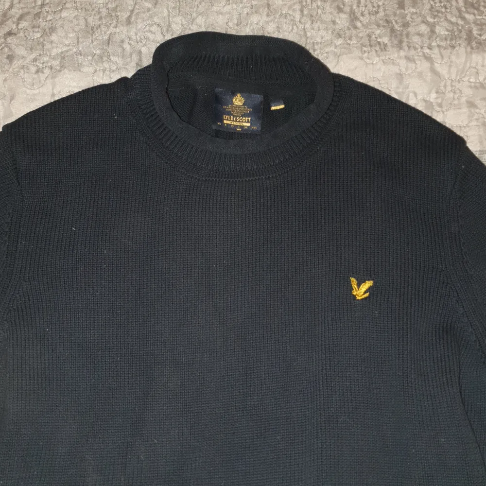 Lyle @ Scott mörkblå tröja i strl L i mycket fint skick!. Tröjor & Koftor.