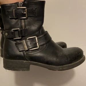 Coola skor - Ett par boots som jag inte kan använda eftsrom att dom är för små för mig. 
