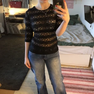 Mönstrig top - Mönstrad svart top med halvlånga ärmar i storlek 14? Gissar typ S. Från river Island 