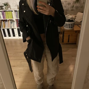 Skinnjacka - Skitsnygg lång skinnjacka!!👊🏻 Testar att sälja då jag vet att de är svårt att hitta långa skinnjackor & har inte haft så mycket använding för jackan🥲 Frakt ingår i priset, skriv om du undrar något!!!💞💞