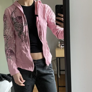 Harley Davidson zip-hoodie - En rosa ziphoodie från Harley Davidson med tryck och detaljer, storlek M men passar även andra storlekar🫶🏼