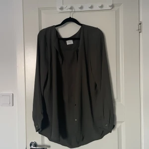 Skjorta/kofta - Skjorta i skönt material från Vero Moda. Knappt använd.