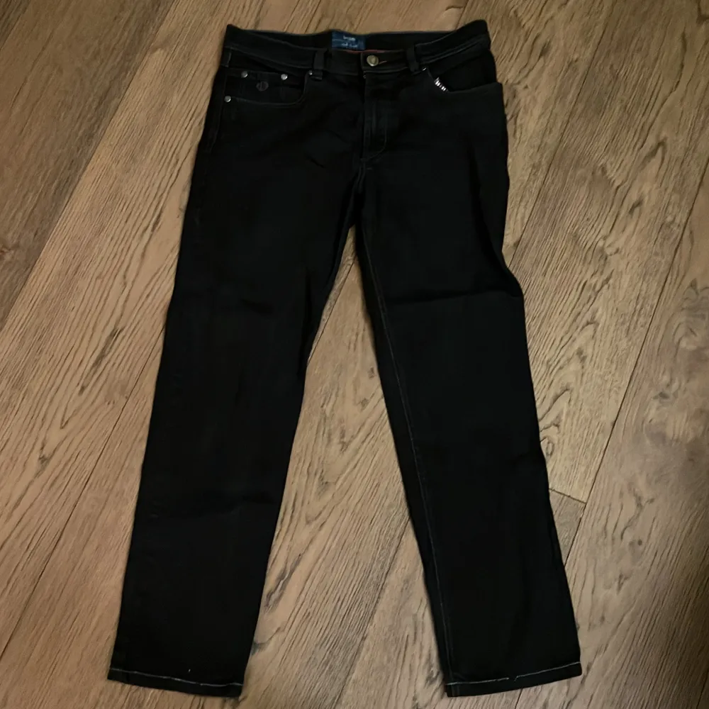 Fräscha snygga svarta jeans. Regular/rak fit på benen. Hittar ej storlek men som referens så sitter dom som ett par 32/32 Levis eller t.o.m 32/30. Jeans & Byxor.