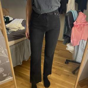 Svarta jeans från Na-kd, raka i modellen