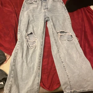 Jeans - Säljer mina favorit jeans  jätte sköna inget fel perkefkta köpte dom för 299 och säljer dom för 40 skriv om du är intresserad😊