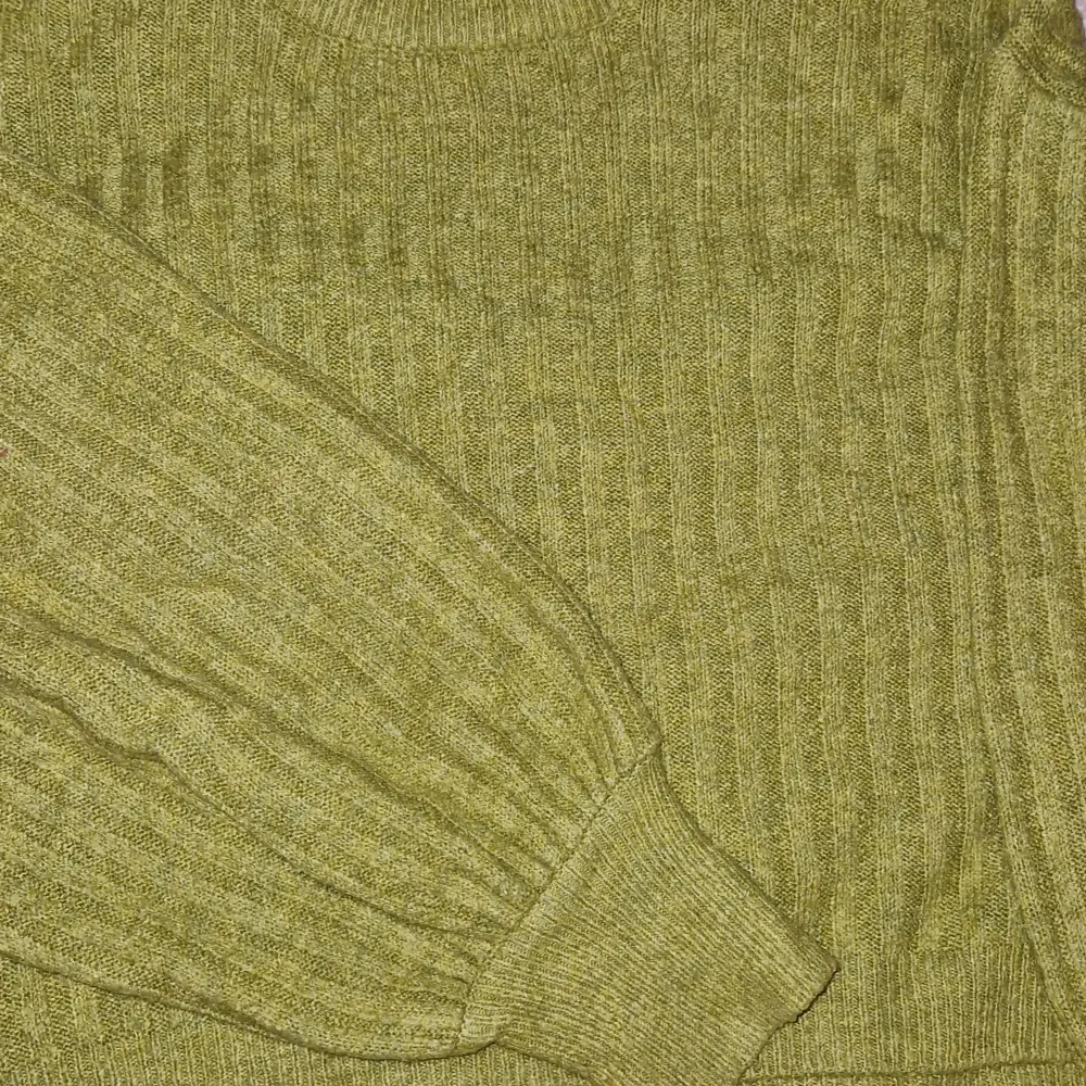 Oliv grön stickad tröja ifrån gina tricot🩶 Skriv för flera bilder! Pris kan diskuteras . Stickat.