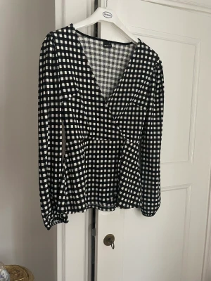 Rutig blus - Rutig blus från Gina Tricot i storlek xs men passar mig utmärkt som är en storlek s. Den är använd en gång och därför nästan helt i nyskick.