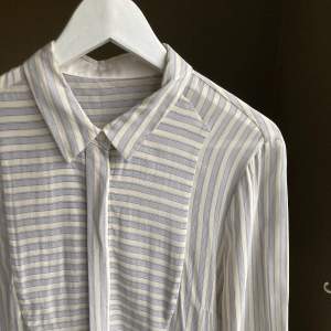 Skjorta/blus i 100% silke från Malene Birger, använd men i fint skick!