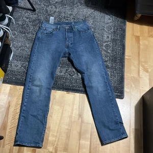 Levis 501 - Säljer mina levis 501 som jag aldrig använt köpta för 1200kr  W31 L 32 L32