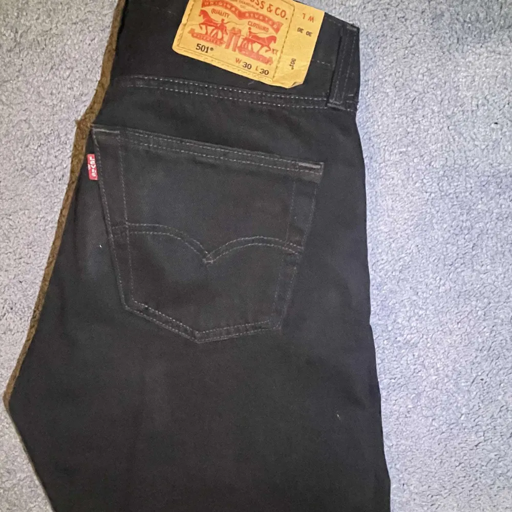 Säljer mina nya Levis jeans knappt använda, storlek 30,30 modellen är Levis 501, nypris 1100kr men jag säljer dom för 600, pris kan diskuteras vid snabb affär. Jeans & Byxor.