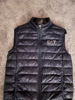 Armani väst - Knappt använd Armani väst, pm för mer info. Nypris 1655 kr  Condition 9.5/10  Färg mörkblå 