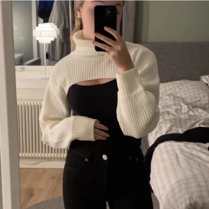 Bolero H&M⚡️🤍 - Superfin stickad bolero ifrån H&M som inte kommer till användning tyvärr. Skriv för fler bilder eller frågor!❤️⚡️ (Lånade bilder från tidigare ägare)